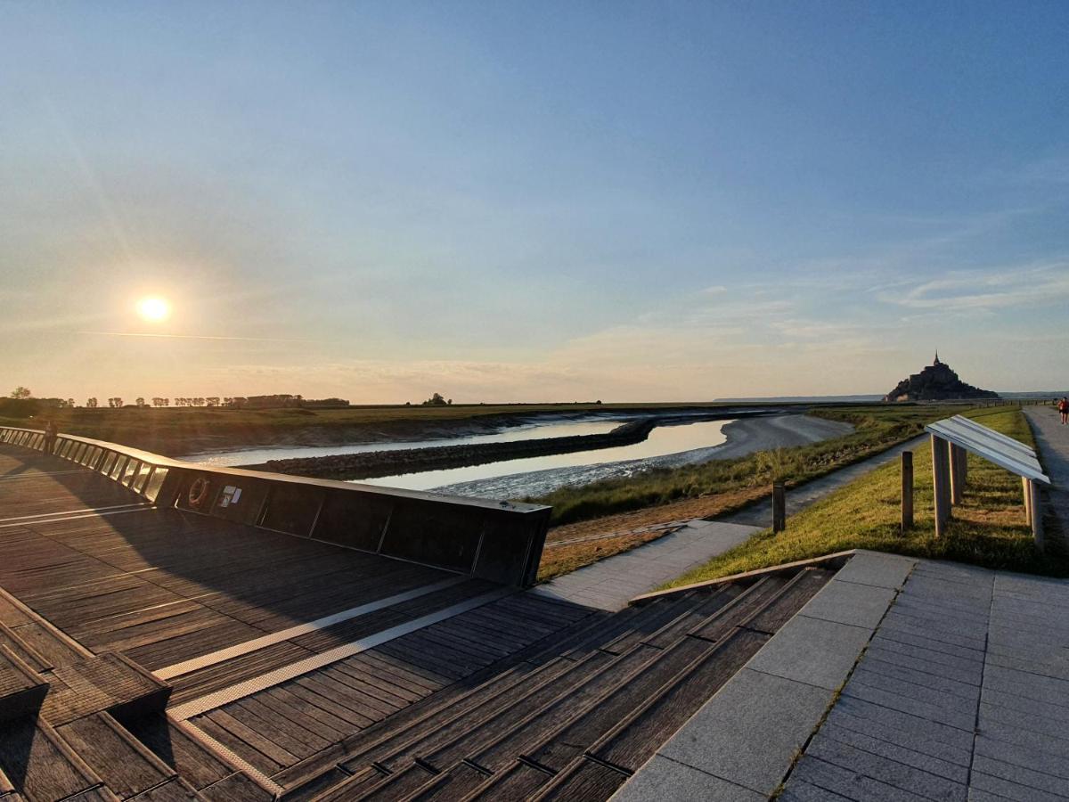 Bed and Breakfast La Bastide Du Moulin - Mont St Michel Moidrey Экстерьер фото